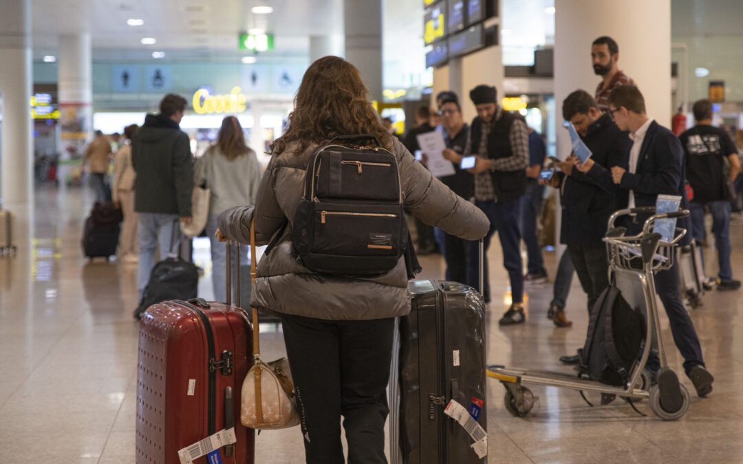 ¿Pueden las aerolíneas cobrar un suplemento por el equipaje de mano?